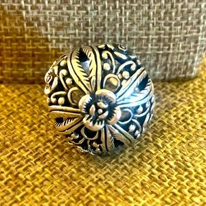 Floral design sterling silver ring